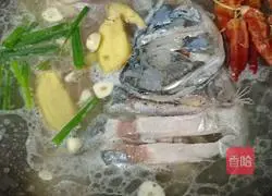 Illustration of home stewed silver carp 5