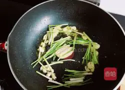 Illustration of how to stir-fry swimming crabs with green onions and ginger 6