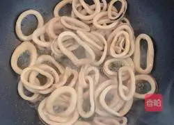 Illustration of how to stir-fry squid rings 7