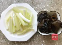 onion Illustration of how to make fried sea cucumber 3