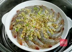 Illustration of steamed prawns with garlic vermicelli and vermicelli 9
