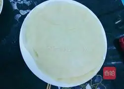 Illustration of how to eat spring pancake rolls at the beginning of spring 6