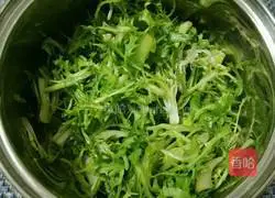 Illustration of how to make cold bitter chrysanthemum 4