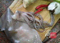 Illustration of how to make fried squid with celery 1