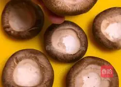 Illustration of how to make meat stuffed with mushrooms 1