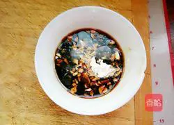 Illustration of how to make vegetarian stir-fried ground and three delicacies 7