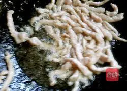 Stir-fried shredded pork with Hangzhou pepper and pickled mustard Illustration of how to do it 6