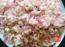 Illustration of how to make red onion and shrimp skin sauce 1