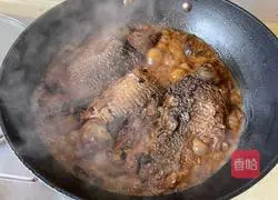Illustration of how to cook crucian carp in sauce 12