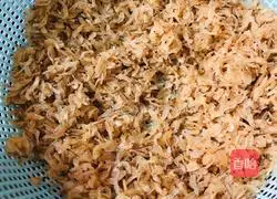 Illustration of how to make red onion and shrimp skin sauce 2