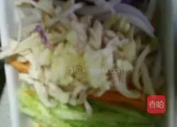 Illustration of making spicy chicken shredded cold noodles 6