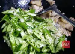 Illustration of how to make Hunan-style rice dumplings with meat covered 8