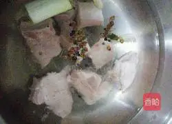 Illustration of how to make pork ribs and pumpkin soup 2