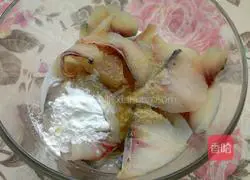 Illustration of how to make spicy boiled fish fillets 2