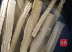 Illustration of how to make steamed pork ribs with yuba 1