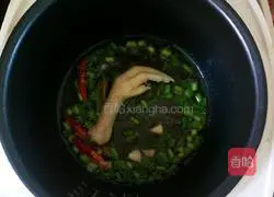 Illustration of how to make pickled pepper, chicken feet and cabbage stewed 4