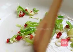 Illustration of how to stir-fry squid neck 5