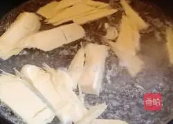 Illustration of how to make steamed bacon with winter bamboo shoots 3