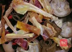 Illustration of how to make southern Fujian black beans, eucommia, squid and stewed pig tail 4