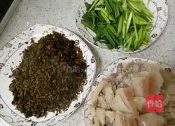 Illustration of how to cook twice-cooked pork with pickles and garlic sprouts 3