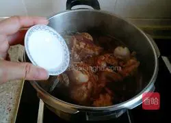 Illustration of how to make Northeastern soybean paste bones 12