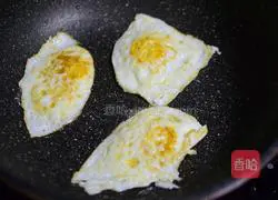 Illustration of how to make fish-flavored poached eggs 3