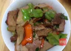 Illustration of how to make twice-cooked pork with double pepper 5