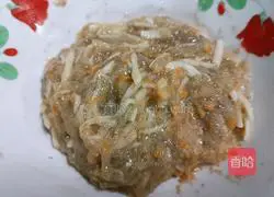 Illustration of how to make shrimp bean curd rolls 11