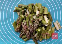 Illustration of how to cook asparagus, carrots and shrimps 5