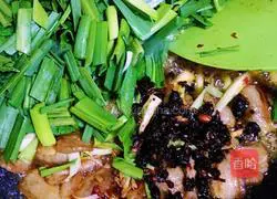 Illustration of making twice-cooked pork with black soy sauce 11