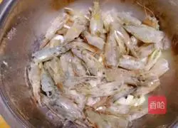 Illustration of how to make dry fried shrimp heads 5