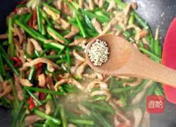 Illustration of how to stir-fry shredded pork with chives and moss 16