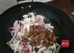 Illustration of how to make fried beef with onions 11