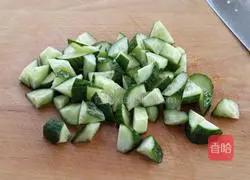 Illustration of how to make fried shrimps with cucumber 3