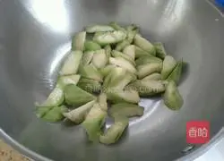 Illustration of how to make stir-fried razor clams with loofah 3