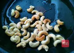 Illustration of how to stir-fry cashews with celery and lily 5