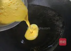 Illustration of how to make scrambled eggs with shrimps and chives 3