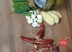 Illustration of home stewed silver carp 2