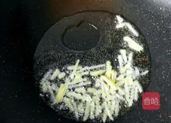 Illustration of how to stir-fry shredded pork with chives and moss 12