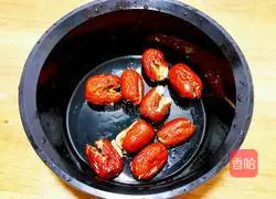 Illustration of how to make black fish, red dates and pumpkin soup 3