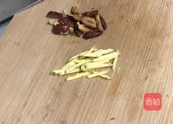 Illustration of how to make steamed chicken with red dates 1
