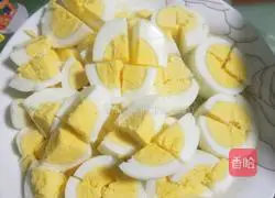 Illustration of how to pour boiled eggs with sauce 4