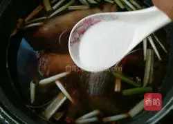 Illustration of how to make rice cooker sauced pig's trotters 11