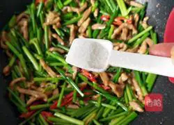 Illustration of how to stir-fry shredded pork with chives and moss 15