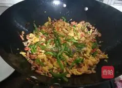 Illustration of how to make scrambled eggs with small river shrimps 6