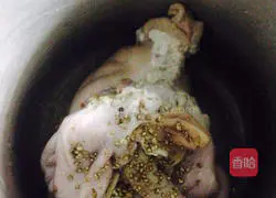 Illustration of how to make pepper, pickle and pork belly soup 2