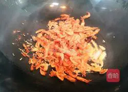 Illustration of how to make stir-fried river shrimp with leeks 3