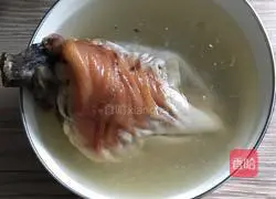 Illustration of how to stew pork elbow with dried bamboo shoots 1