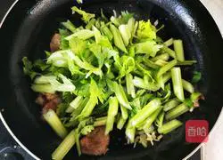 Illustration of how to make fried meat with celery 11