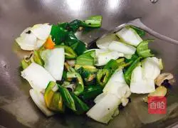 Illustration of how to make twice-cooked pork with black bean sauce and pepper 8